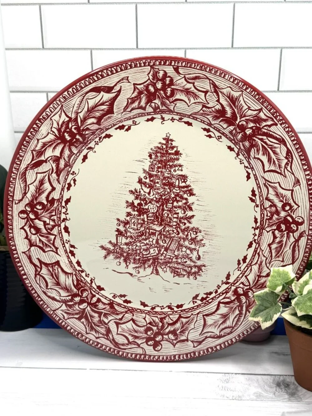 Holiday Tin Plates Set Of 4 Red & White Christmas Tree Design Tableware